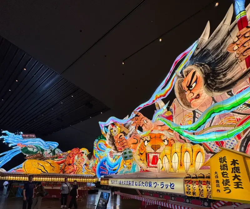 青森睡魔之家 Wa Rasse 內展示的巨大睡魔燈籠，展現傳統祭典的震撼工藝