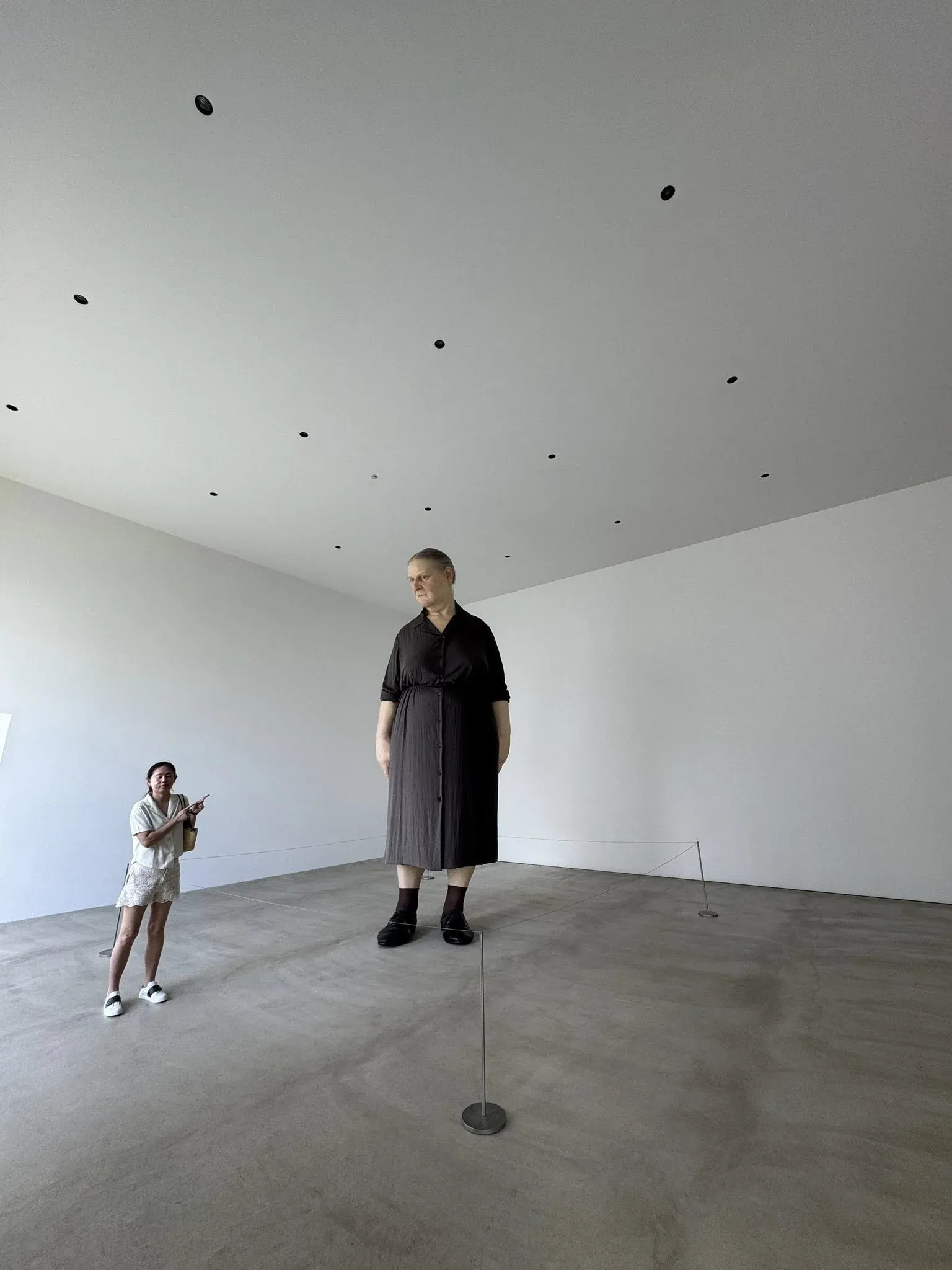 青森十和田市現代美術館 Ron Mueck — 巨型超寫實女性人像雕塑與觀眾對比