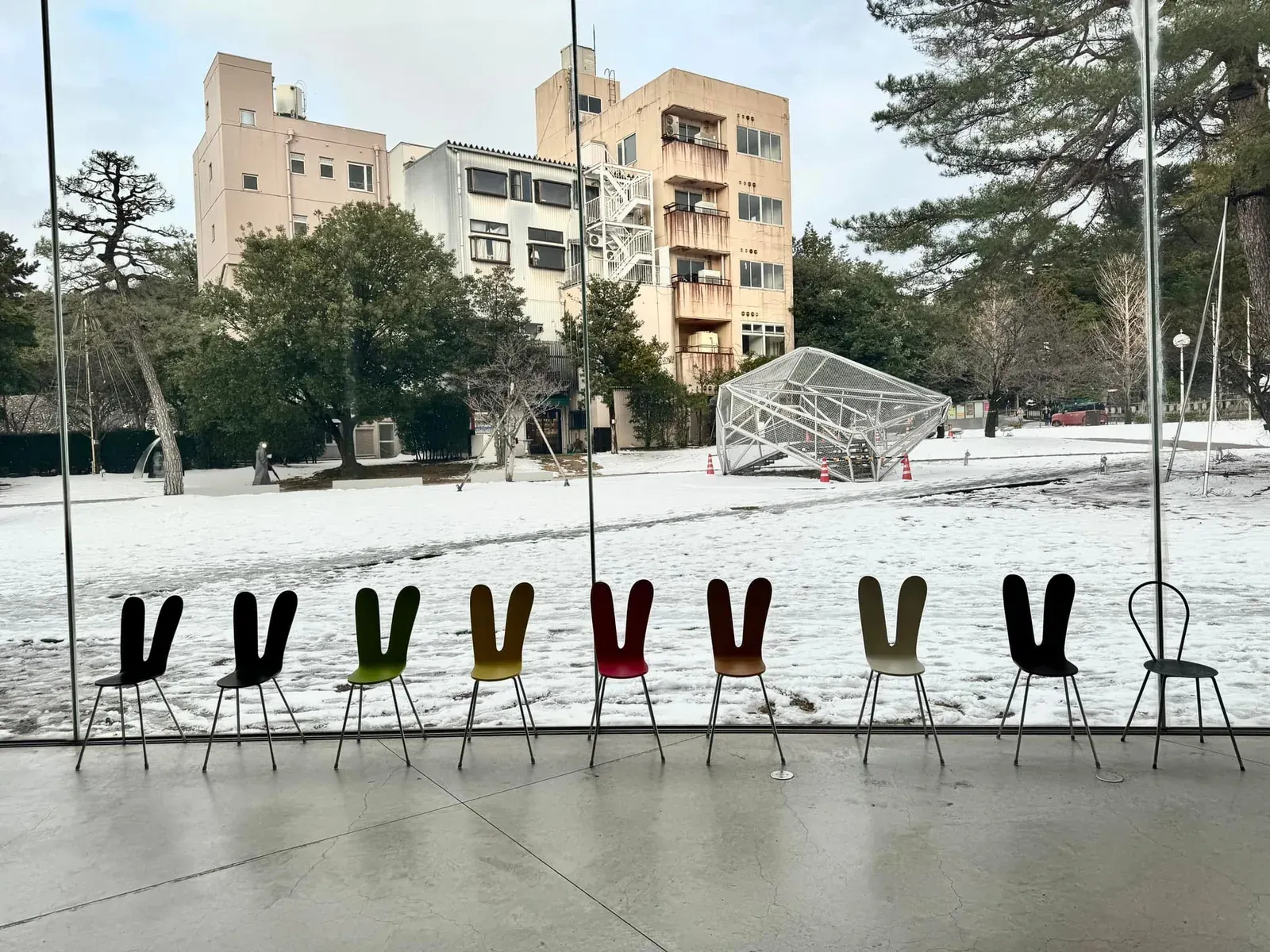 金澤 21 世紀美術館 雪景外觀與彩色玻璃裝置