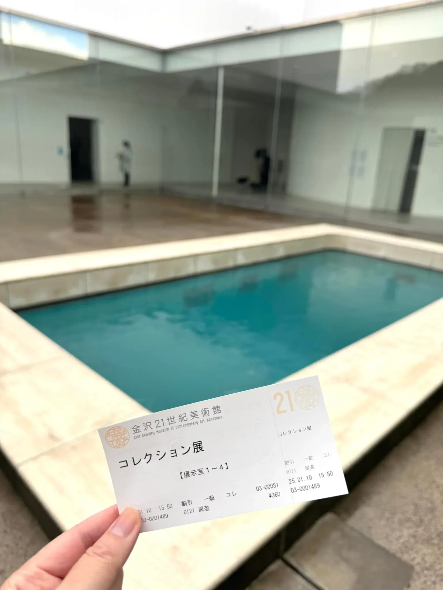 金澤 21 世紀美術館 泳池地下層票券 — 手持入場券與泳池全景