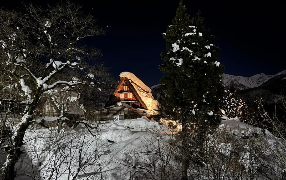 白川鄉合掌村 點燈 雪夜全景 — 合掌屋燈光雪景童話場景