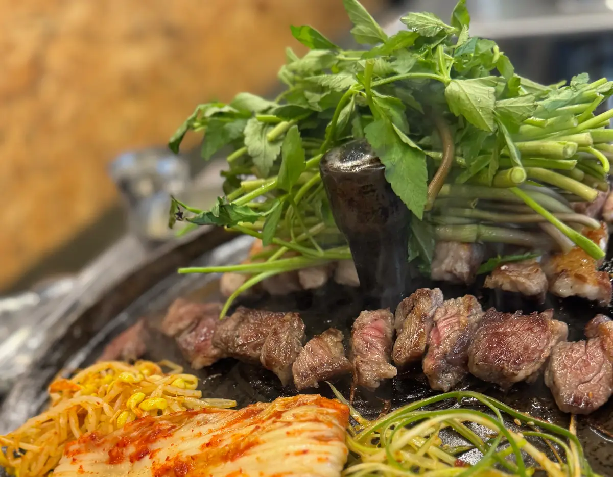 弘大入口站美食推薦-MokGuMung清爽解膩的水芹菜烤五花肉，2026韓國首爾必吃實測名單